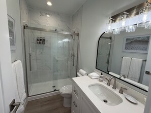 تجهيزات دش، مجففات شعر، مناشف، صابون