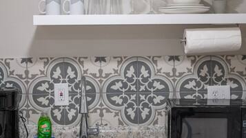 Microondas, cafetera y tetera, utensilios de cocina y comedor