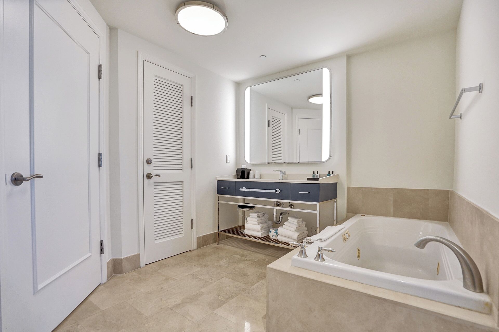 Douche, baignoire à jets, sèche-cheveux, bidet