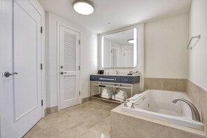 Regadera, tina de hidromasaje, secadora de cabello, bidet 