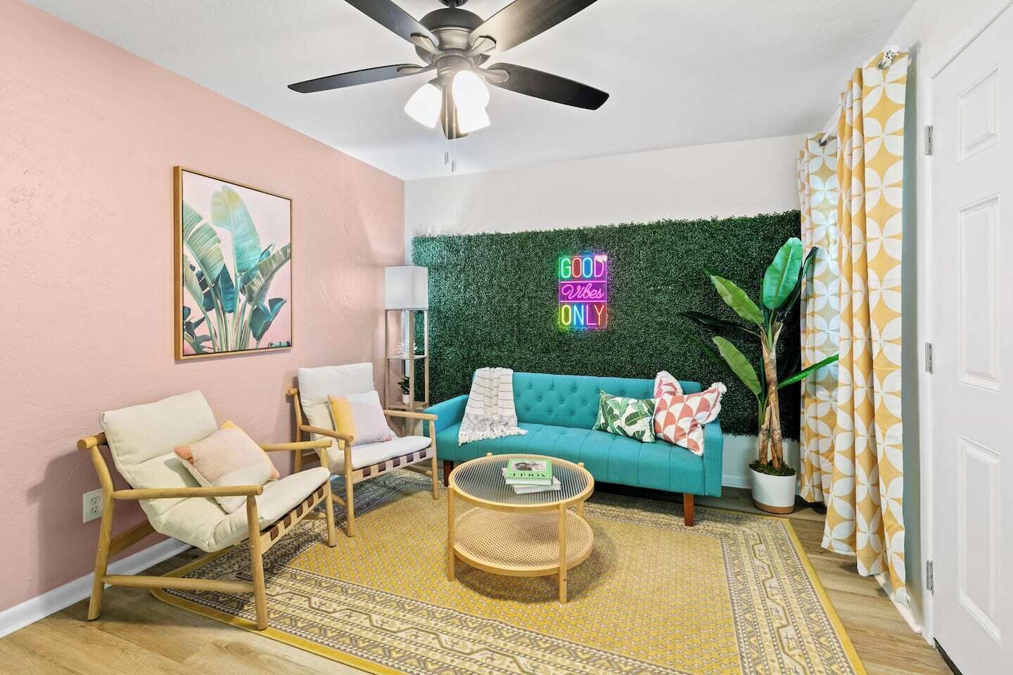 Een smart-tv en een kantoor