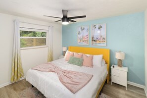 2 habitaciones, escritorio y tabla de planchar con plancha 