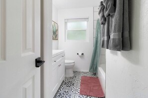 Sèche-cheveux, serviettes fournies