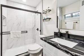 Een douche, een haardroger, handdoeken, zeep