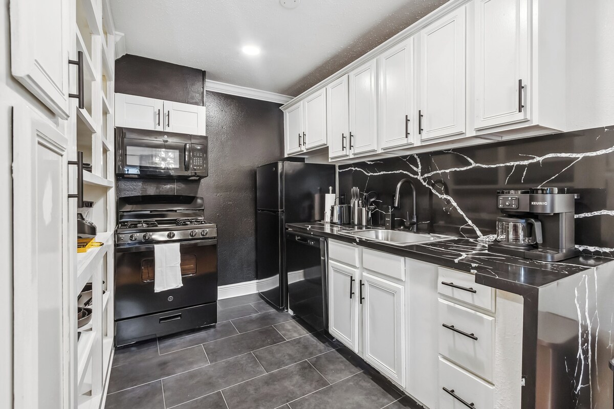 Photo 4 of The Travelers Suite in the Heart of Montrose - Walk to Restaurants, Cafes, Shops