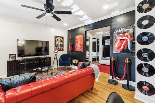 The Travelers Suite in the Heart of Montrose - Walk to Restaurants, Cafes, Shops