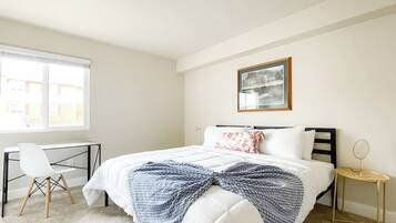 Schreibtisch, BĂŒgeleisen/BĂŒgelbrett, kostenloses WLAN, BettwĂ€sche