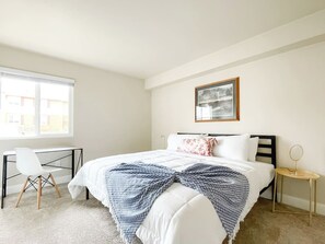 Escritorio, tabla de planchar con plancha, wifi gratis y ropa de cama