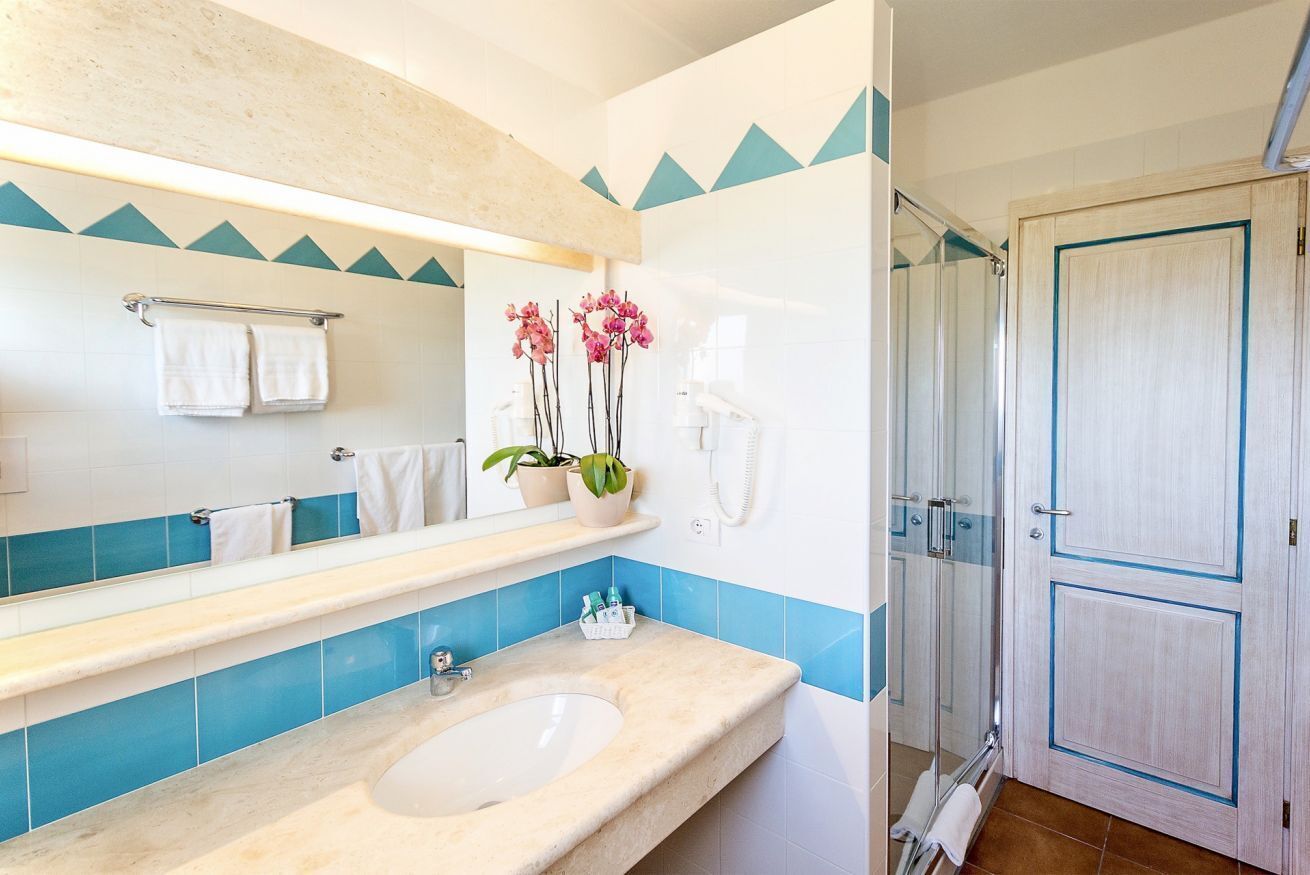 Douche, bidet, serviettes fournies