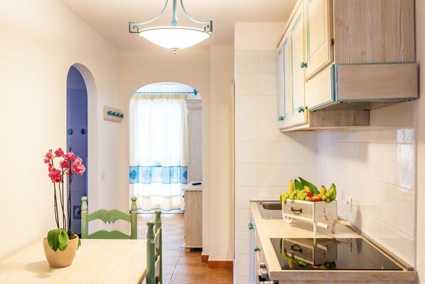 Køleskab, ovn, kogeplade, køkkentøj/tallerkener/redskaber