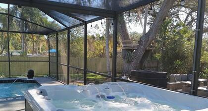 The Sunshine Coast and St. Pete Oasis: Heated Pool, Hot Tub & Pet-Friendly Fun!