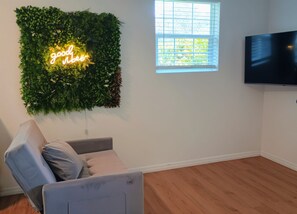 Una Smart TV, una mesa de tenis de mesa
