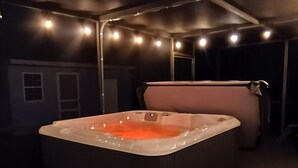Une salle de spa dotée d’un bain à remous, d’un éclairage tamisé et d’une atmosphère intimiste.