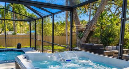 Sleeps 12 Caged Pool + Hot Tub, Pet-Friendly, 5 Min to Beach