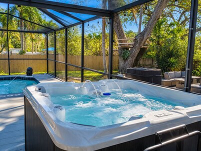 Sleeps 12 Caged Pool + Hot Tub, Pet-Friendly, 5 Min to Beach