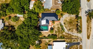 Exterior - Sleeps 12  Caged Pool + Hot Tub, Pet-Friendly, 5 Min to Beach (St. Petersburg)