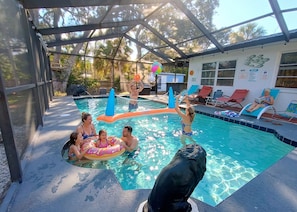 A heated pool - Sleeps 12  Caged Pool + Hot Tub, Pet-Friendly, 5 Min to Beach (St. Petersburg)