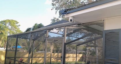 St. Pete heated pool hot tub, 5 min to the beach