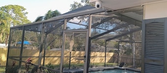 St. Pete heated pool hot tub, 5 min to the beach