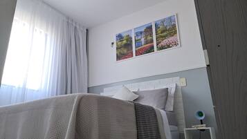 2 dormitorios, escritorio, tabla de planchar con plancha y wifi