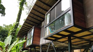 A wooden structure with large windows and a metal framework. - Deluxe Twin Room (Cahuita)