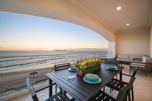 Outdoor dining - Luxury Ocean Front Modern Condo in Rosarito BC (Rosarito)