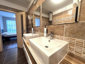 Regadera, secadora de cabello, bidet, toallas 