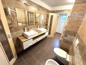 Dusche, Haartrockner, Bidet, Handtücher