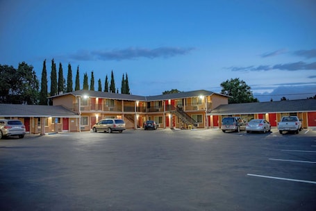 Fachada de la propiedad. Travelers Rest Motel