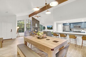 Fridge, microwave, oven, stovetop - Yosemite Forest Villa (Oakhurst)