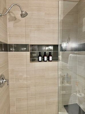 Dusche, Haartrockner, Handtücher, Seife