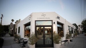 Un edificio con un cartel que dice 'COMMUNAL' y el número '502' en la fachada.