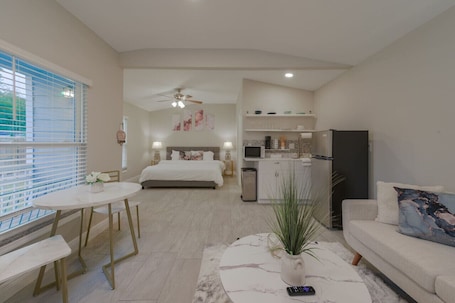 Interior. Private Studio near parks & DNTN