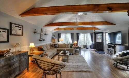 Beautiful Spacious Well-Stocked Home in Downtown Rangeley. Pet & Family Friendly