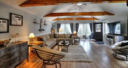 Beautiful Spacious Well-Stocked Home in Downtown Rangeley. Pet & Family Friendly