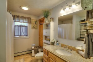 Hiustenkuivaaja, pyyhkeet, saippua, sampoo