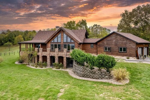 Hillside Cabin w/ Slps 20+ 11BD 3BA Fireplace & Hot Tub