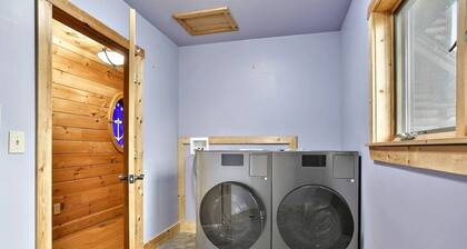 Hillside Cabin w/ Slps 20+ 11BD 3BA Fireplace & Hot Tub