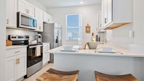 Microwave, oven, stovetop, dishwasher - Retreat 8mi from Beach St. Augustine. Lake view! All Attractions/shopping close (St. Augustine)