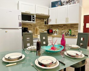 Réfrigérateur, micro-ondes, lave-vaisselle, grille-pain