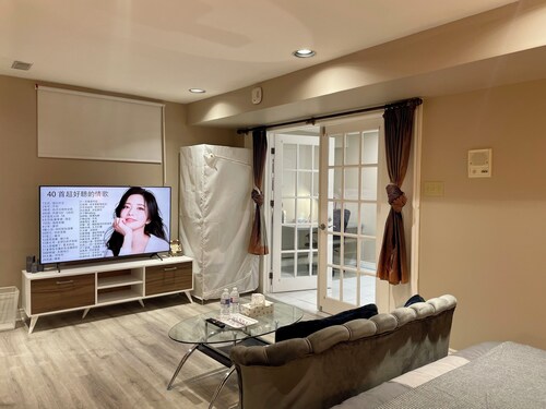 Tranquil Retreat: Cozy Independent Space Awaits You, North York