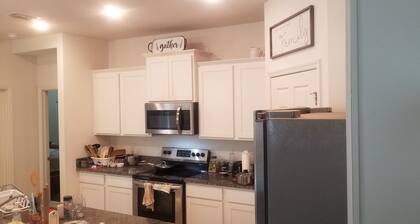 Charming 2-bedroom house,AC, WiFi in tranquil Vero Beach, access to kitchen!