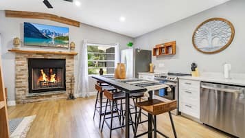 Réfrigérateur, four à micro-ondes, un four, surface de cuisson