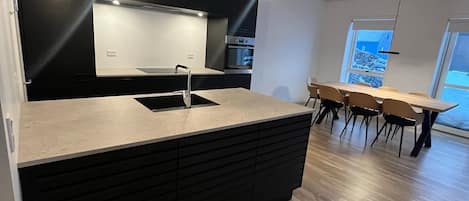 Appartement Affaires | Cuisine privée | Bouilloire électrique, plancha