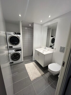 Business Apartment | Bathroom | Heated floors, towels, soap, shampoo