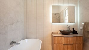 Shower, hair dryer, towels - Sweet Juliet, Double Bay (Double Bay)