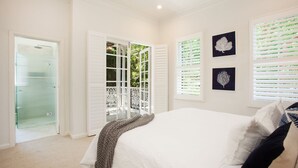 A bedroom with a bed, white walls, and two windows with blinds. - Sweet Juliet, Double Bay (Double Bay)