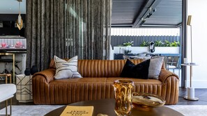 TV connectée, cheminée, livres, chaîne hi-fi