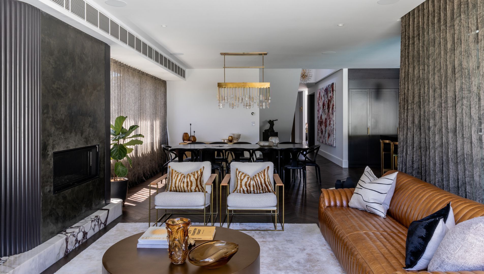 Een smart-tv, een open haard, boeken en een stereo