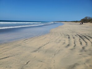 Beach nearby, white sand, beach towels - One Life Villas (Tamarindo)